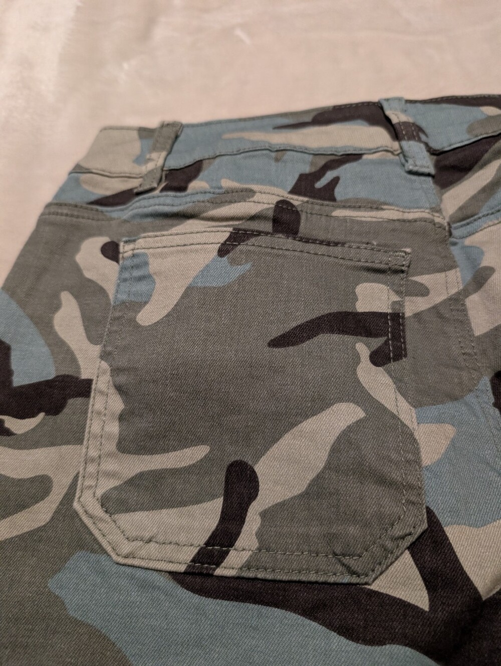 Flamingals Camo Print Patch Pocket Mid Rise Bermuda Shorts NWT Large - Picture 9 of 12